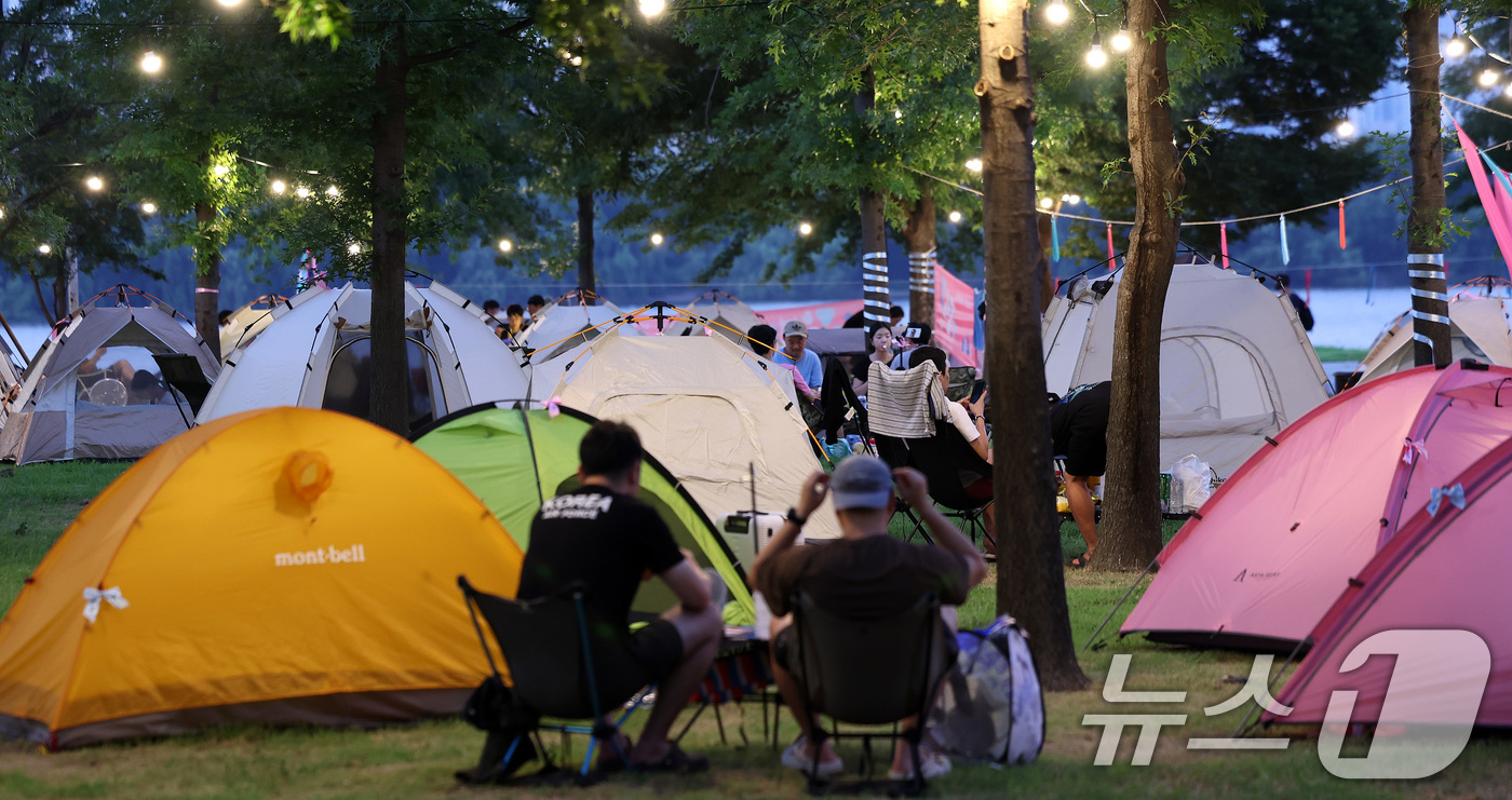 (서울=뉴스1) 박지혜 기자 = 1일 오후 서울 여의도한강공원에서 시민들이 '한강 밤핑(Night+Camping)'을 즐기고 있다.한강 밤핑은 시민들이 한강 야경을 바라보며 하룻밤 …
