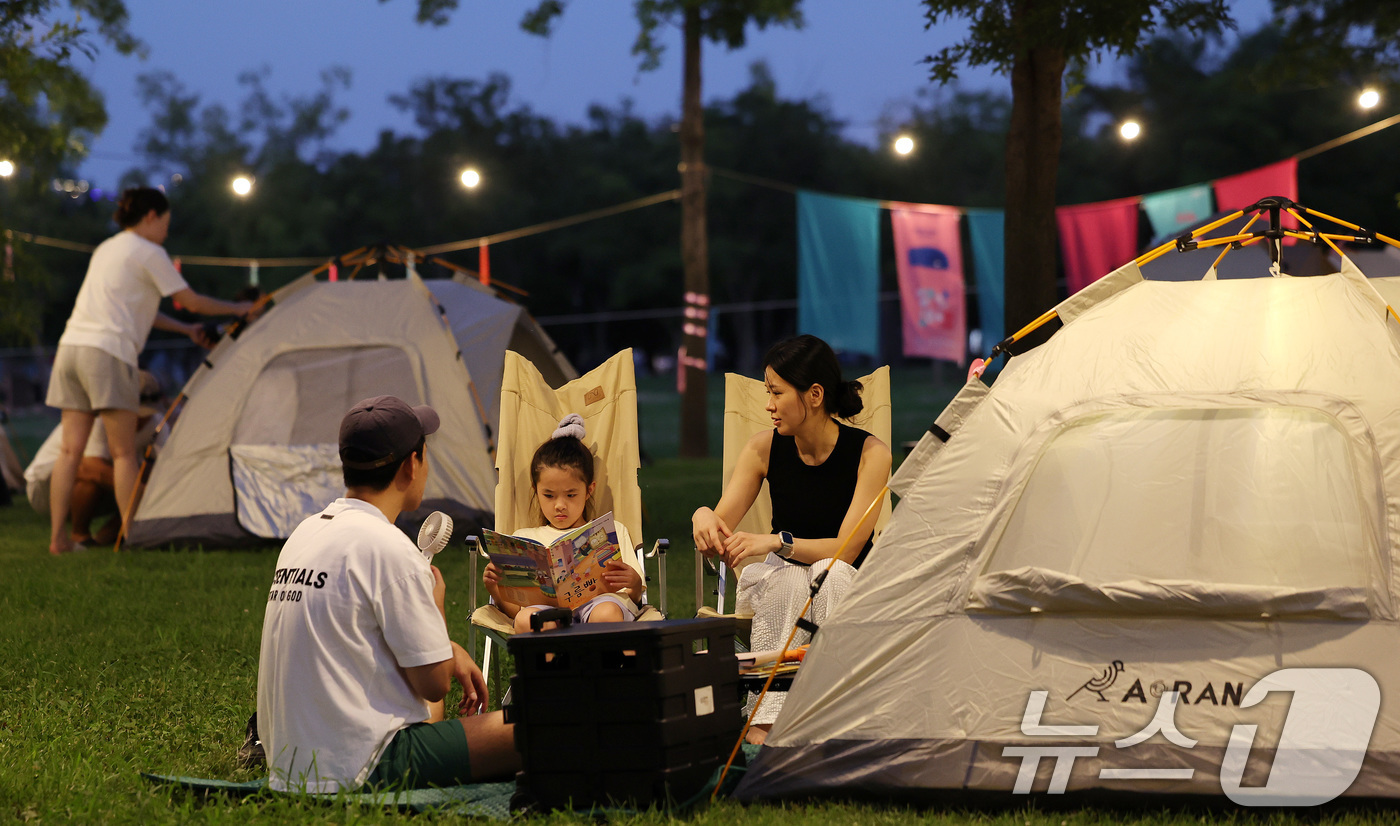 (서울=뉴스1) 박지혜 기자 = 1일 오후 서울 여의도한강공원에서 시민들이 '한강 밤핑(Night+Camping)'을 즐기고 있다.한강 밤핑은 시민들이 한강 야경을 바라보며 하룻밤 …