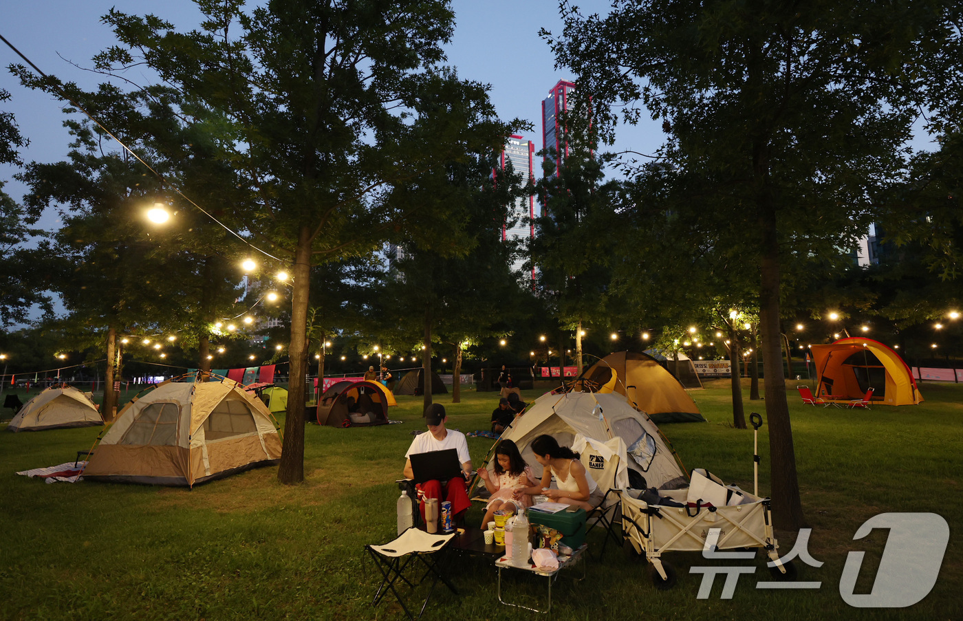 (서울=뉴스1) 박지혜 기자 = 1일 오후 서울 여의도한강공원에서 시민들이 '한강 밤핑(Night+Camping)'을 즐기고 있다.한강 밤핑은 시민들이 한강 야경을 바라보며 하룻밤 …