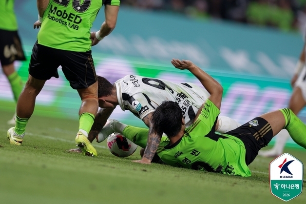 무더위 속 '전설 매치' 헛심 공방 끝에 0-0 무승부