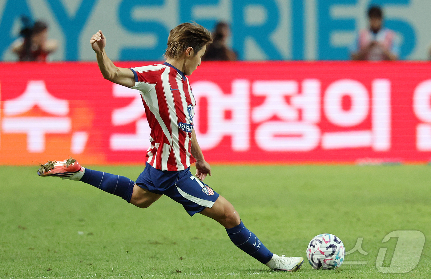 (서울=뉴스1) 김진환 기자 = 9일 오후 서울 마포구 서울월드컵경기장에서 열린 쿠팡플레이 시리즈 아틀레티코 마드리드와 맨체스터 시티의 경기, 아틀레티코 마드리드 이강인이 후반 프 …