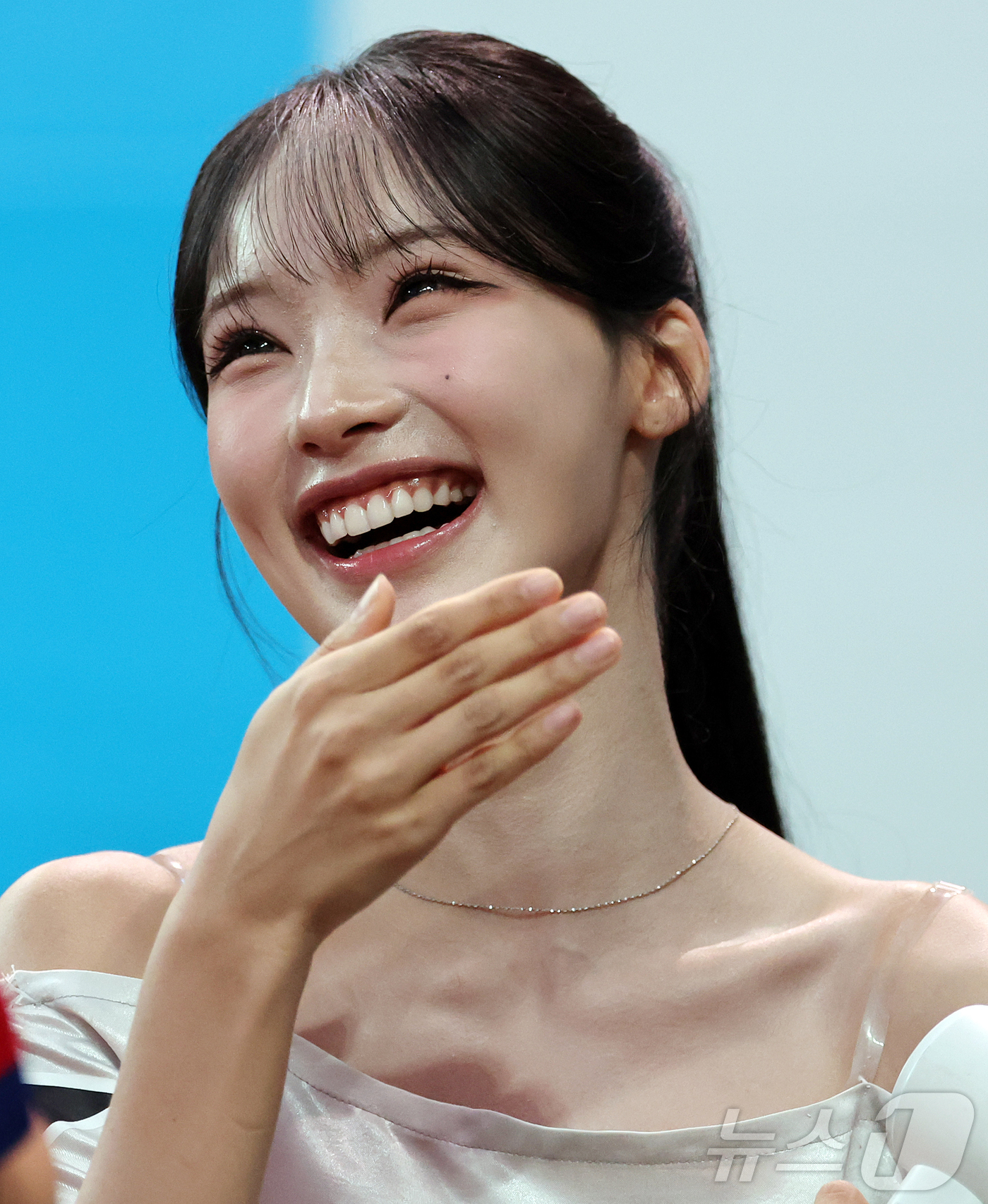 (서울=뉴스1) 김진환 기자 = 걸그룹 리센느의 원이가 9일 오후 서울 마포구 서울월드컵경기장에서 열린 쿠팡플레이 시리즈 아틀레티코 마드리드와 맨체스터 시티의 경기 프리뷰쇼를 마친 …