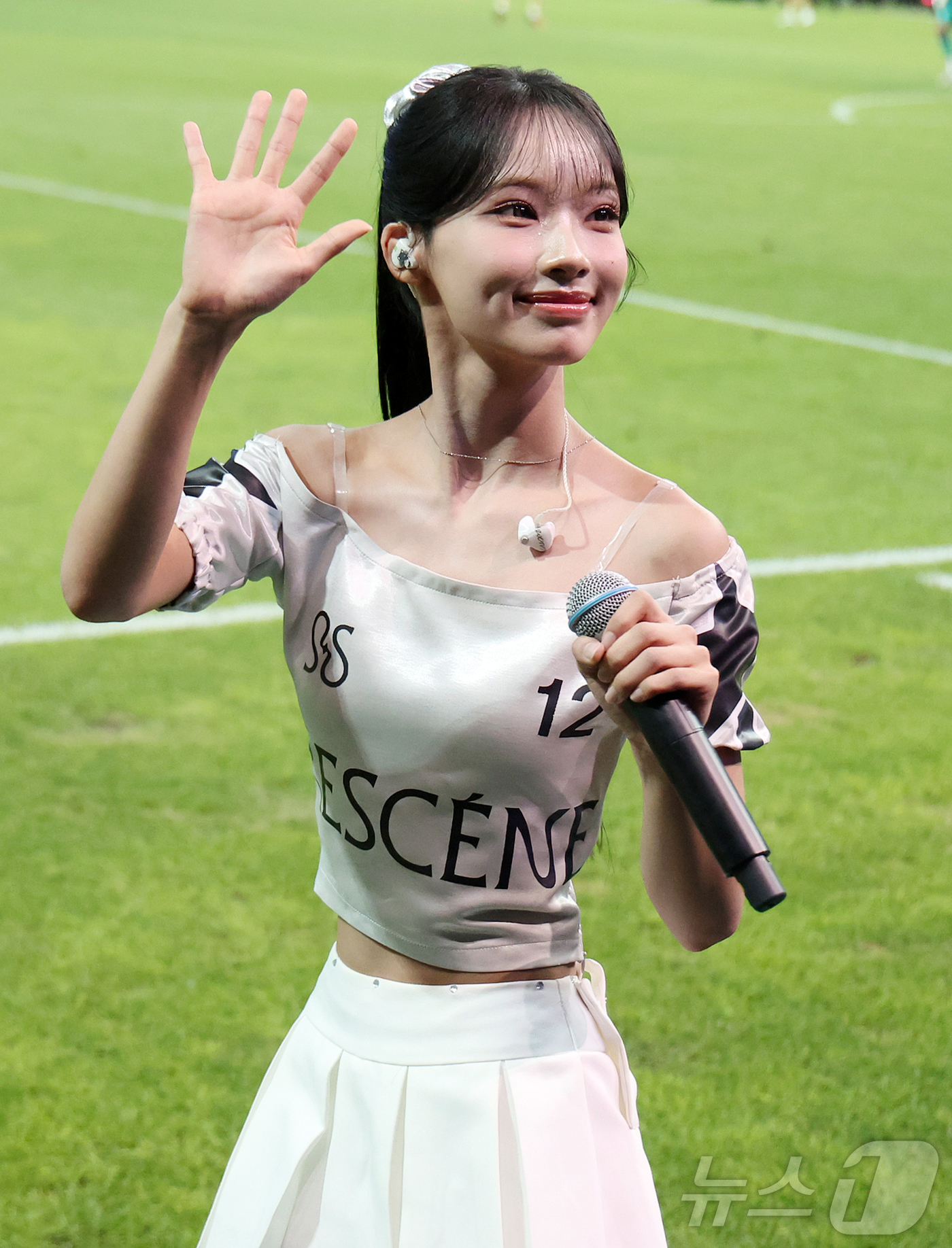 (서울=뉴스1) 김진환 기자 = 걸그룹 리센느의 원이가 9일 오후 서울 마포구 서울월드컵경기장에서 열린 쿠팡플레이 시리즈 아틀레티코 마드리드와 맨체스터 시티의 경기 하프타임 공연을 …
