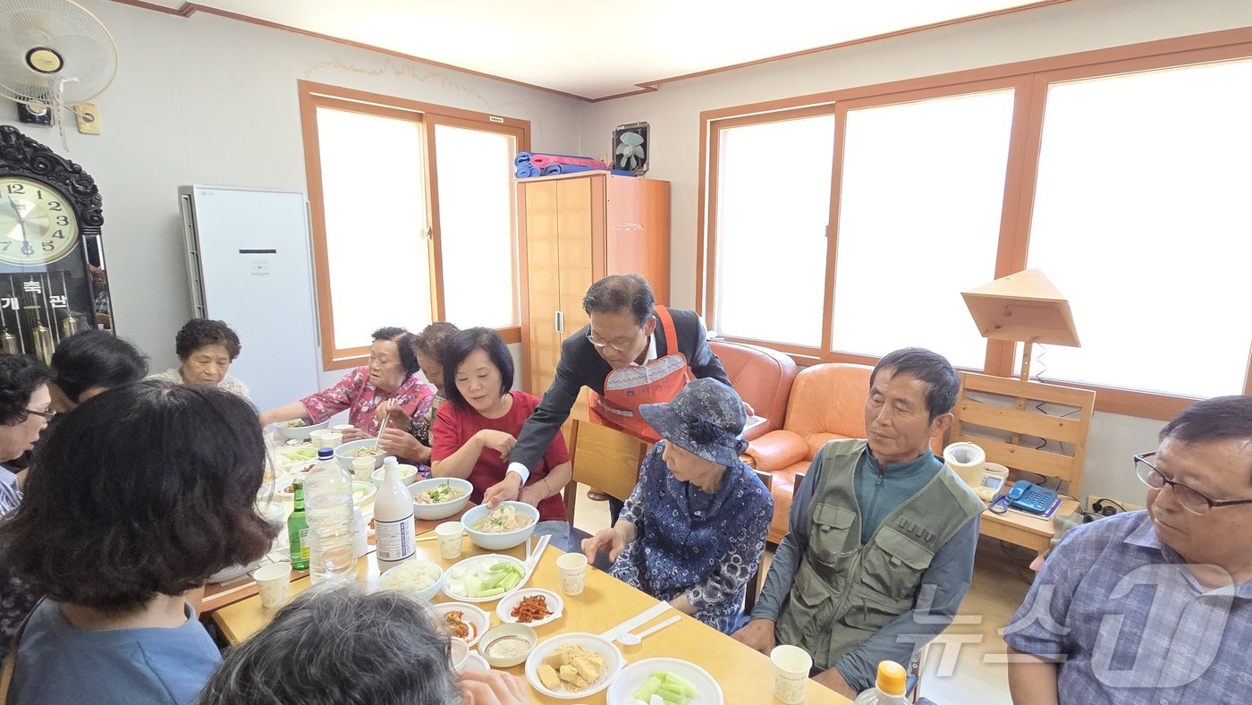 (대전=뉴스1) 이동원 기자 = 농협중앙회 대전본부(본부장 박재명)는 6일 대전 서구 산직동 마을회관에서 기성농협(조합장 임재홍), 고향주부모임대전시지회(회장 라은랑)와 함께 ‘이 …