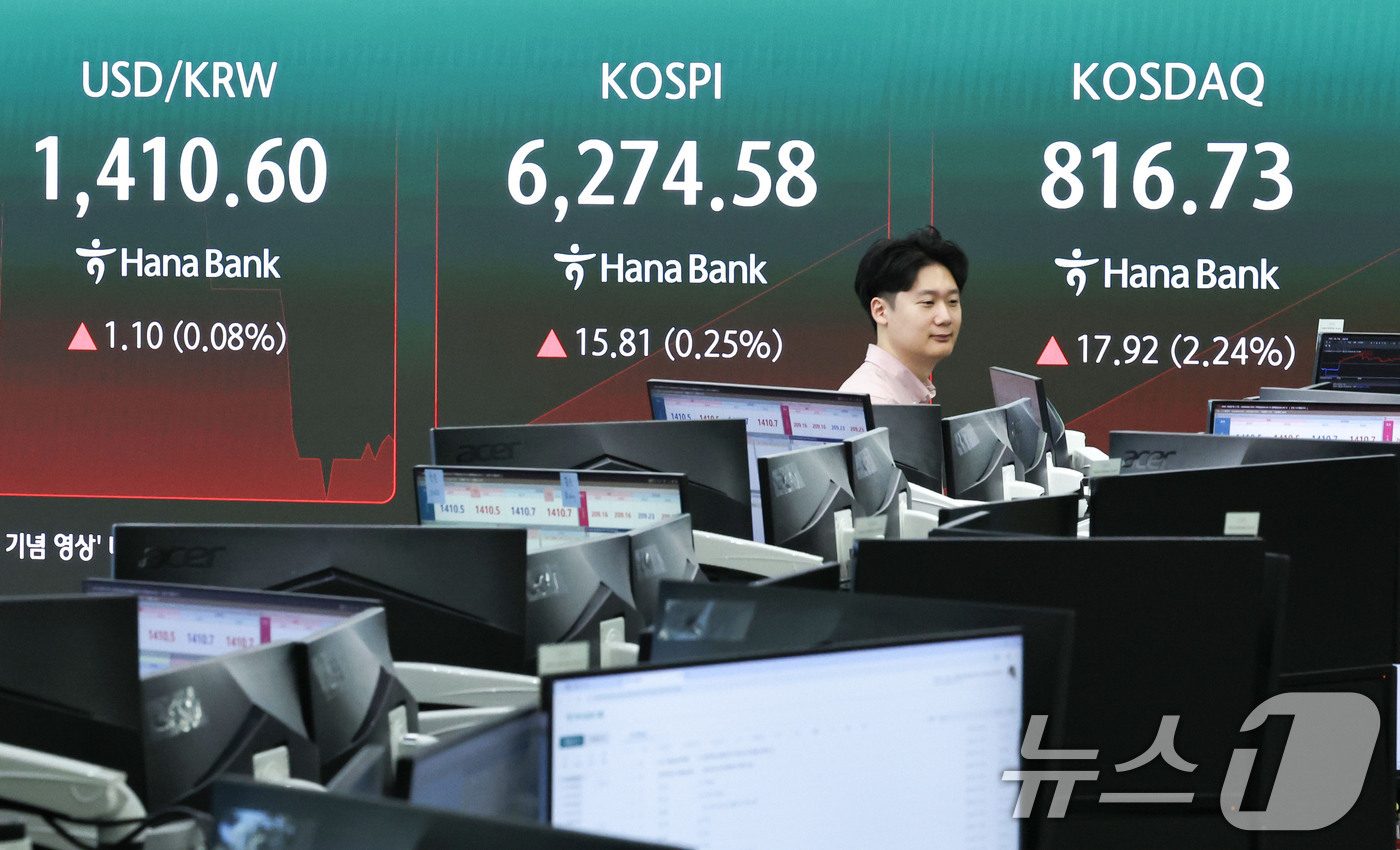 (서울=뉴스1) 이종수 기자 = 10일 오전 서울 중구 하나은행 딜링룸 전광판에 코스피 지수 등 시황이 표시되고 있다. 이날 코스피는 전 거래일 대비 47.56p(0.76%) 오른 …