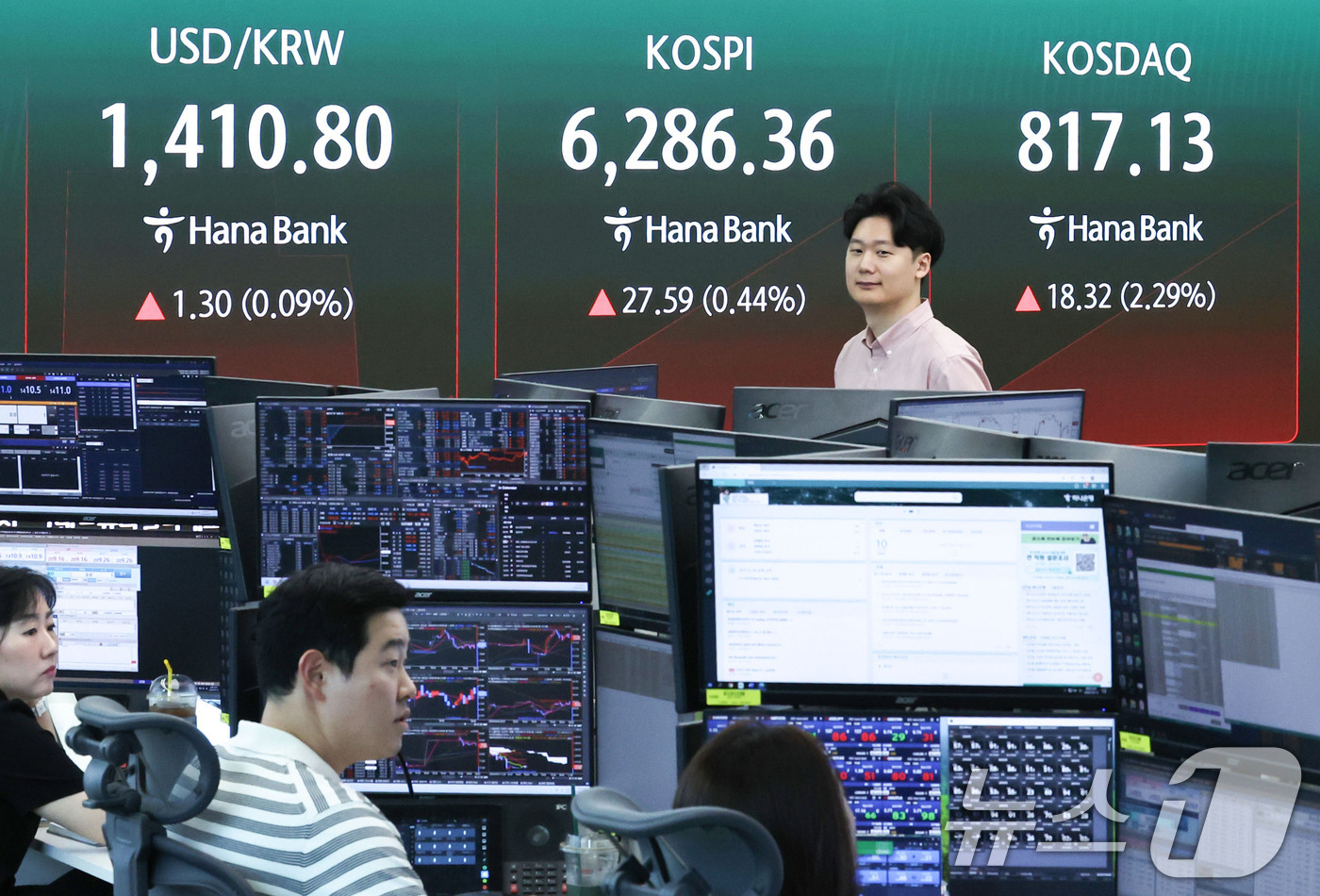 (서울=뉴스1) 이종수 기자 = 10일 오전 서울 중구 하나은행 딜링룸 전광판에 코스피 지수 등 시황이 표시되고 있다. 이날 코스피는 전 거래일 대비 47.56p(0.76%) 오른 …