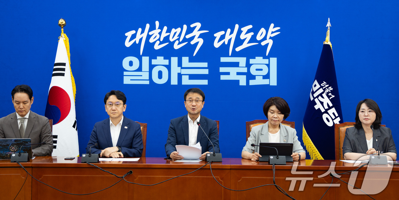 (서울=뉴스1) 유승관 기자 = 한병도 더불어민주당 당대표 직무대행 겸 원내대표가 10일 서울 여의도 국회에서 열린 원내대책회의에서 모두 발언을 하고 있다. 2026.8.10/뉴스 …