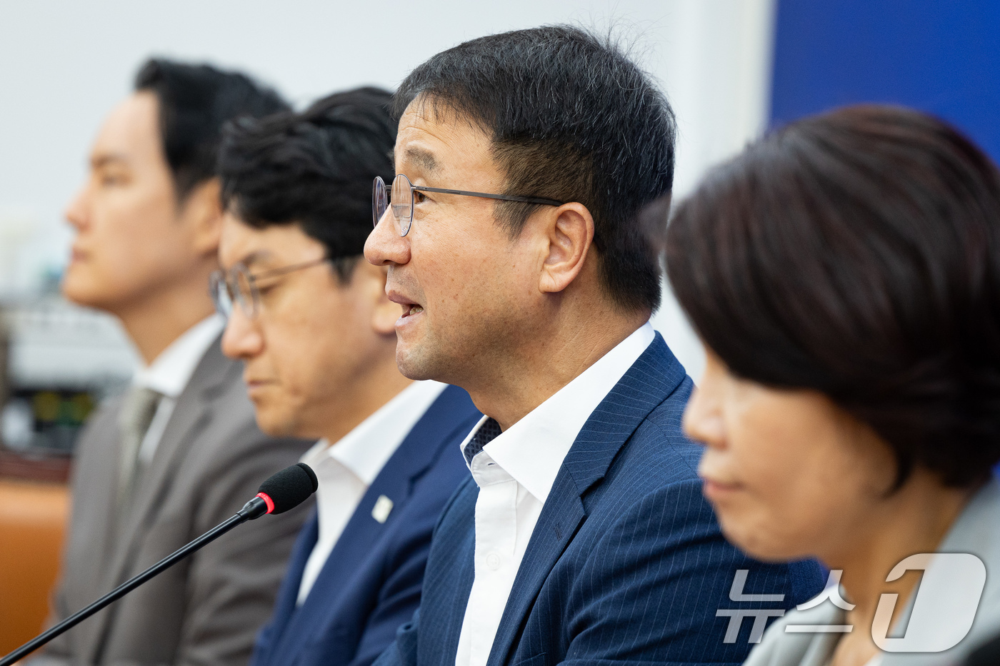 (서울=뉴스1) 유승관 기자 = 한병도 더불어민주당 당대표 직무대행 겸 원내대표가 10일 서울 여의도 국회에서 열린 원내대책회의에서 모두 발언을 하고 있다. 2026.8.10/뉴스 …
