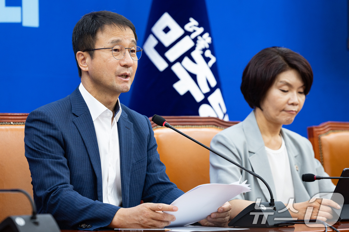 (서울=뉴스1) 유승관 기자 = 한병도 더불어민주당 당대표 직무대행 겸 원내대표가 10일 서울 여의도 국회에서 열린 원내대책회의에서 모두 발언을 하고 있다. 2026.8.10/뉴스 …
