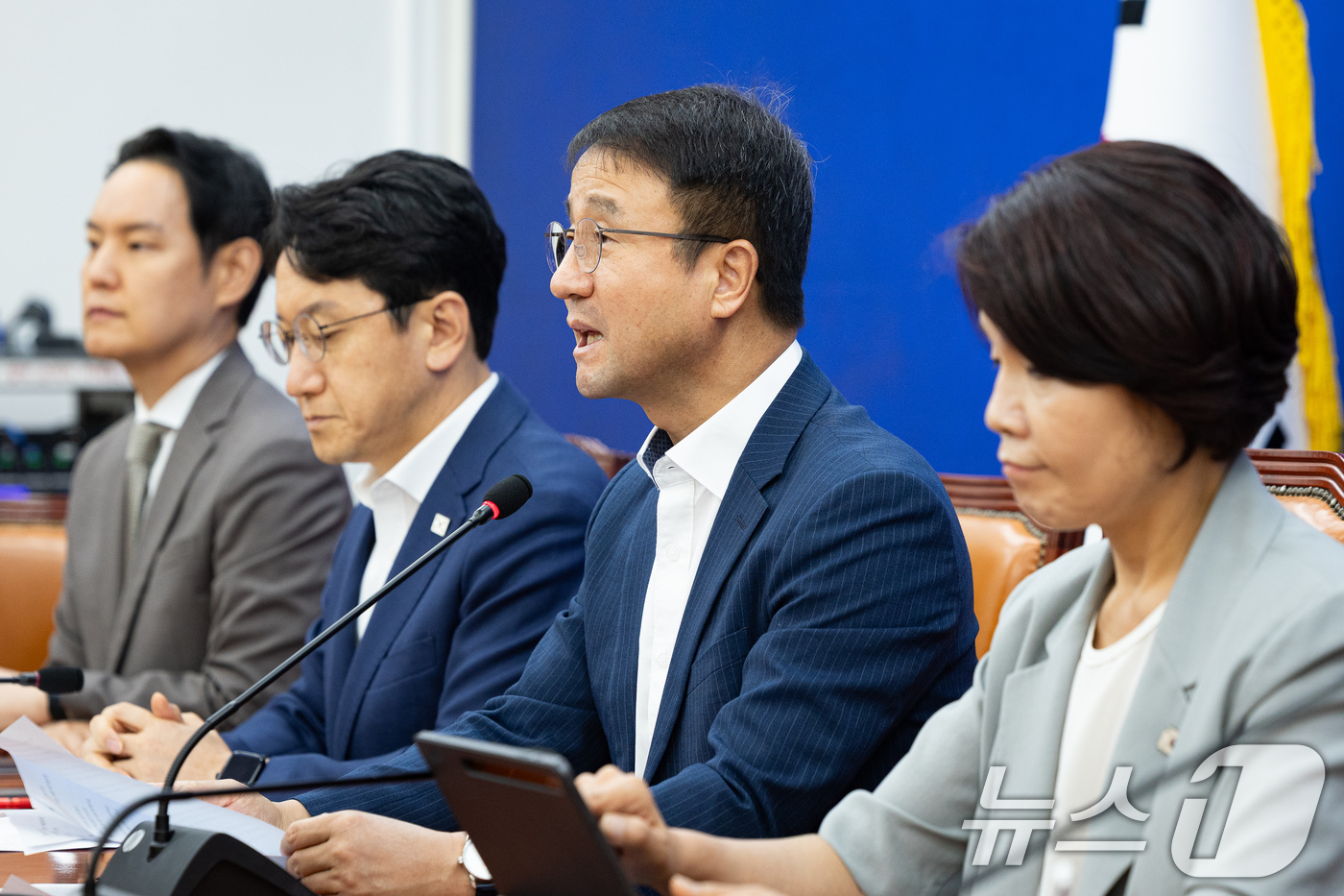 (서울=뉴스1) 유승관 기자 = 한병도 더불어민주당 당대표 직무대행 겸 원내대표가 10일 서울 여의도 국회에서 열린 원내대책회의에서 모두 발언을 하고 있다. 2026.8.10/뉴스 …