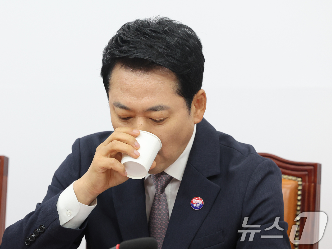 (서울=뉴스1) 황기선 기자 = 장동혁 국민의힘 대표가 10일 오전 서울 여의도 국회에서 열린 최고위원회의에서 물을 마시고 있다.  2026.8.10/뉴스1