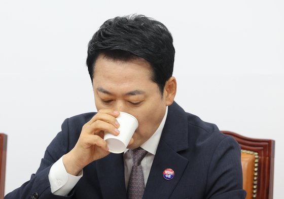 물 마시는 장동혁 대표
