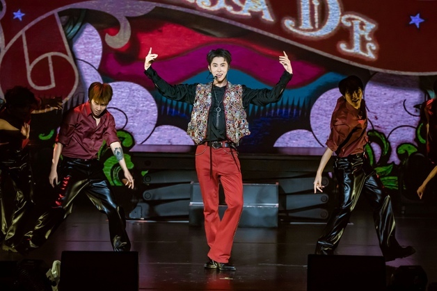 유노윤호, 마카오서 첫 아시아 투어 포문…뮤지컬 같은 연출