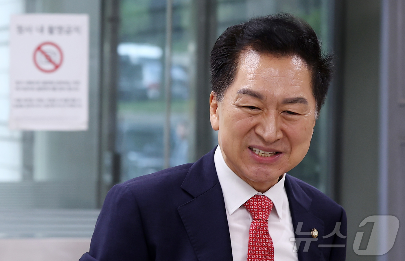 (서울=뉴스1) 김성진 기자 = 김건희 여사에게 260만원대 로저비비에 가방을 선물한 혐의로 기소된 김기현 국민의힘 의원이 10일 서울 서초구 서울중앙지방법원에서 열린 3차 공판에 …