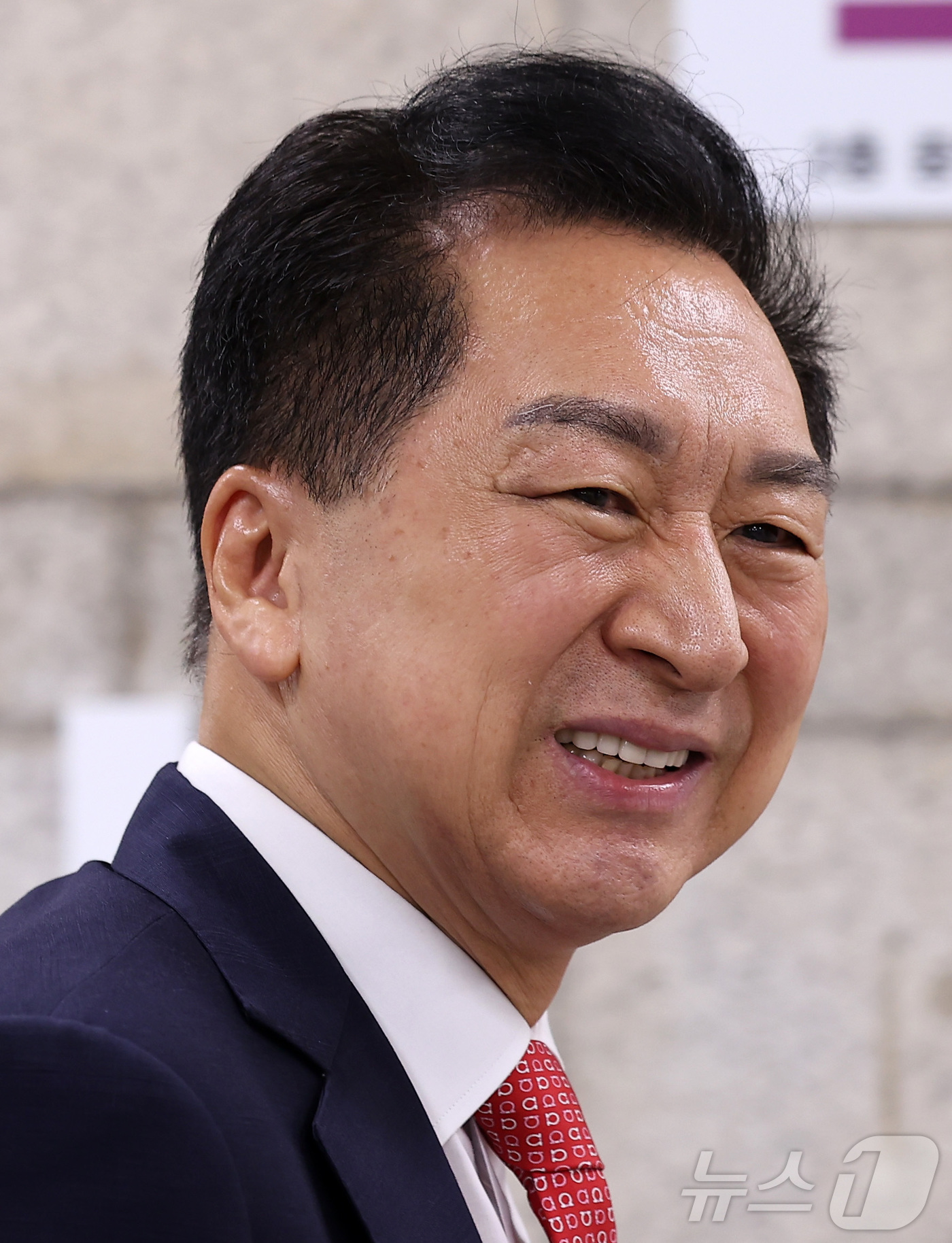 (서울=뉴스1) 김성진 기자 = 김건희 여사에게 260만원대 로저비비에 가방을 선물한 혐의로 기소된 김기현 국민의힘 의원이 10일 서울 서초구 서울중앙지방법원에서 열린 3차 공판에 …