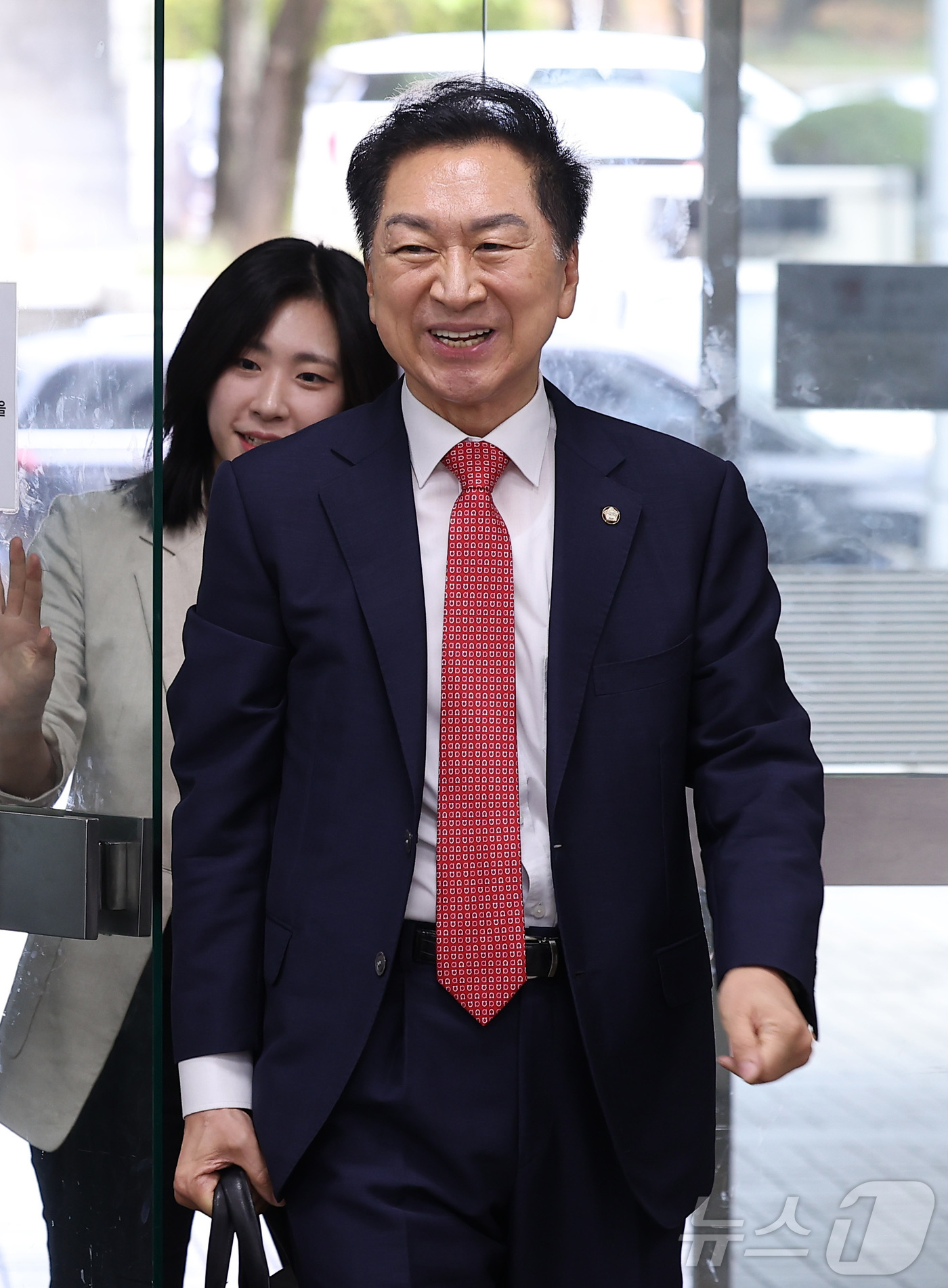 (서울=뉴스1) 김성진 기자 = 김건희 여사에게 260만원대 로저비비에 가방을 선물한 혐의로 기소된 김기현 국민의힘 의원이 10일 서울 서초구 서울중앙지방법원에서 열린 3차 공판에 …