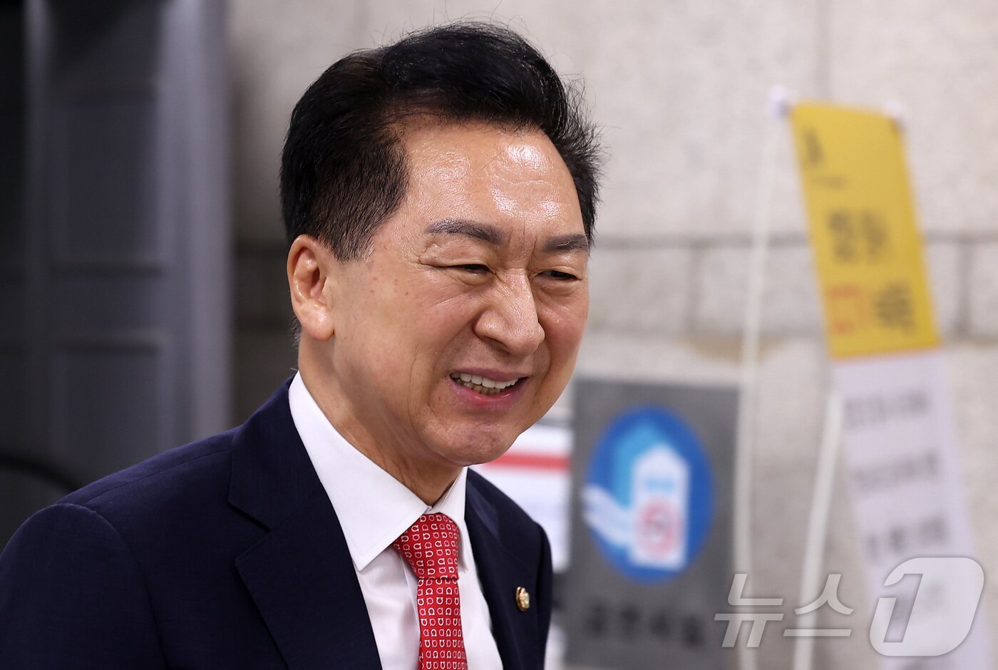 본문 이미지 - 김건희 여사에게 260만원대 로저비비에 가방을 선물한 혐의로 기소된 김기현 국민의힘 의원이 10일 서울 서초구 서울중앙지방법원에서 열린 3차 공판에 출석하고 있다. 2026.8.10 ⓒ 뉴스1 김성진 기자
