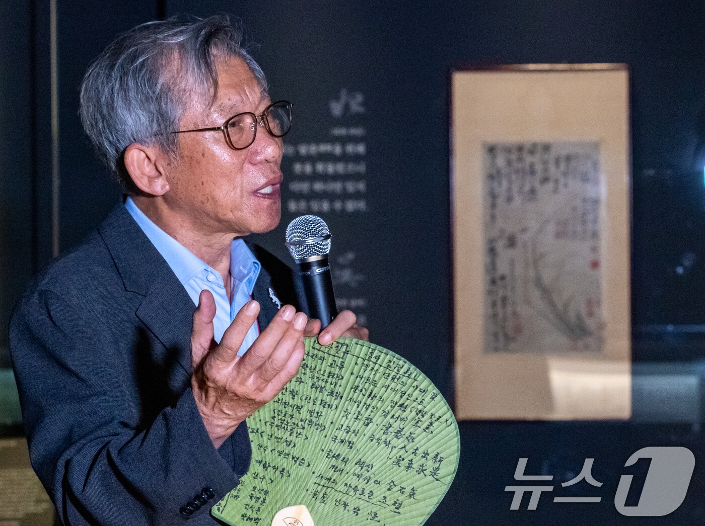 본문 이미지 - 유홍준 국립중앙박물관장이 10일 오전 서울 용산구 국립중앙박물관에서 2026년 세 번째 주제전시 '추사 김정희와 그의 동반자'에 대해 설명하고 있다. 오른쪽 작품 김정희의 대표작 '불이선란도'. ⓒ 뉴스1 안은나 기자