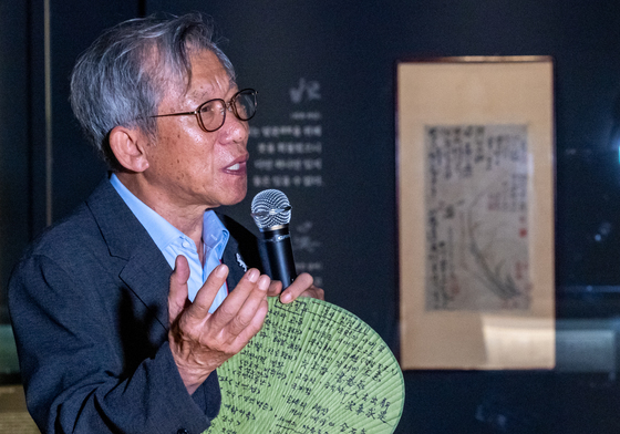 유홍준 관장 '추사 김정희 전시 메모 적은 부채 들고'