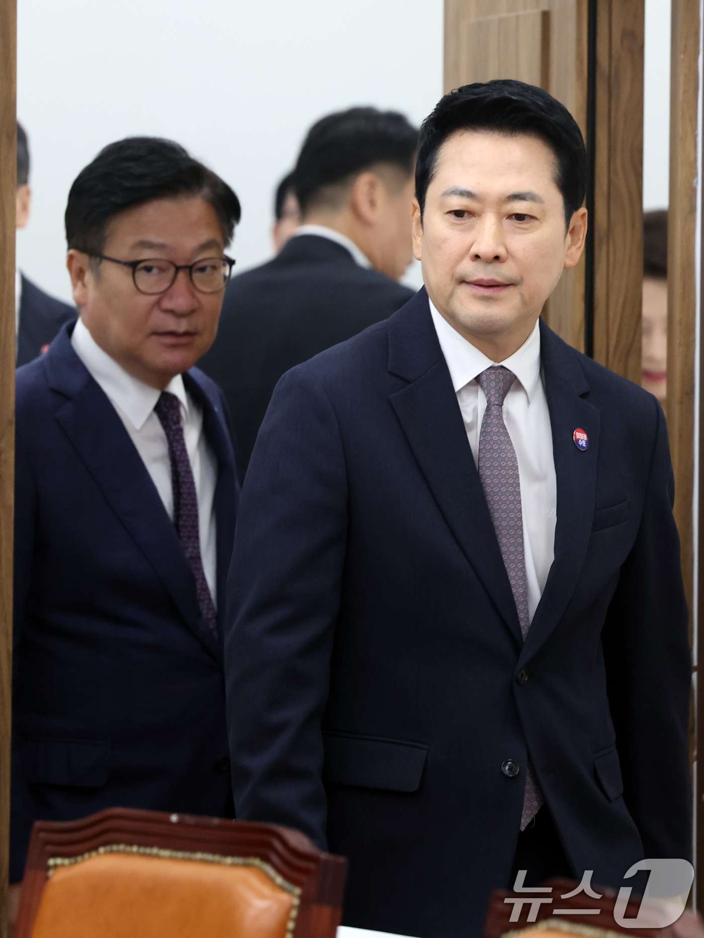 (서울=뉴스1) 황기선 기자 = 국민의힘 장동혁 대표와 정점식 원내대표가 10일 오전 서울 여의도 국회에서 열린 최고위원회의에 참석하고 있다.  2026.8.10/뉴스1