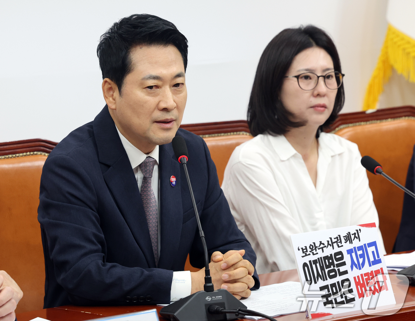 (서울=뉴스1) 황기선 기자 = 장동혁 국민의힘 대표가 10일 오전 서울 여의도 국회에서 열린 최고위원회의 전 손은정 뉴홈 비상대책위원회 홍보국장의 발언을 마치고 답변을 하고 있다 …