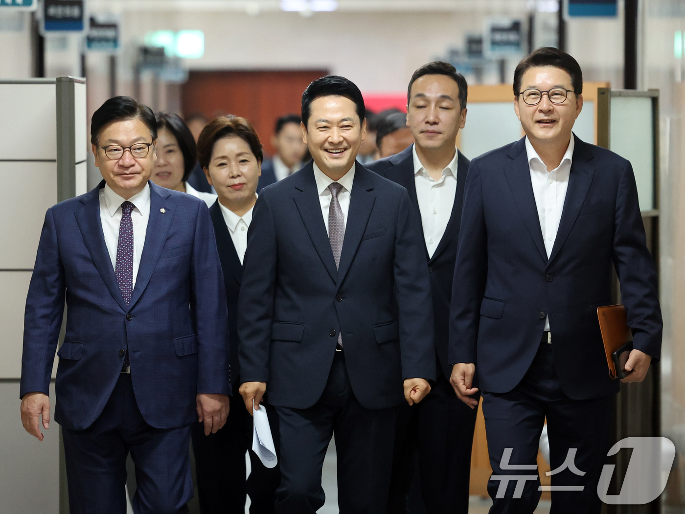 (서울=뉴스1) 황기선 기자 = 장동혁 국민의힘 대표가 10일 오전 서울 여의도 국회에서 열린 최고위원회의에 참석하고 있다. 2026.8.10/뉴스1