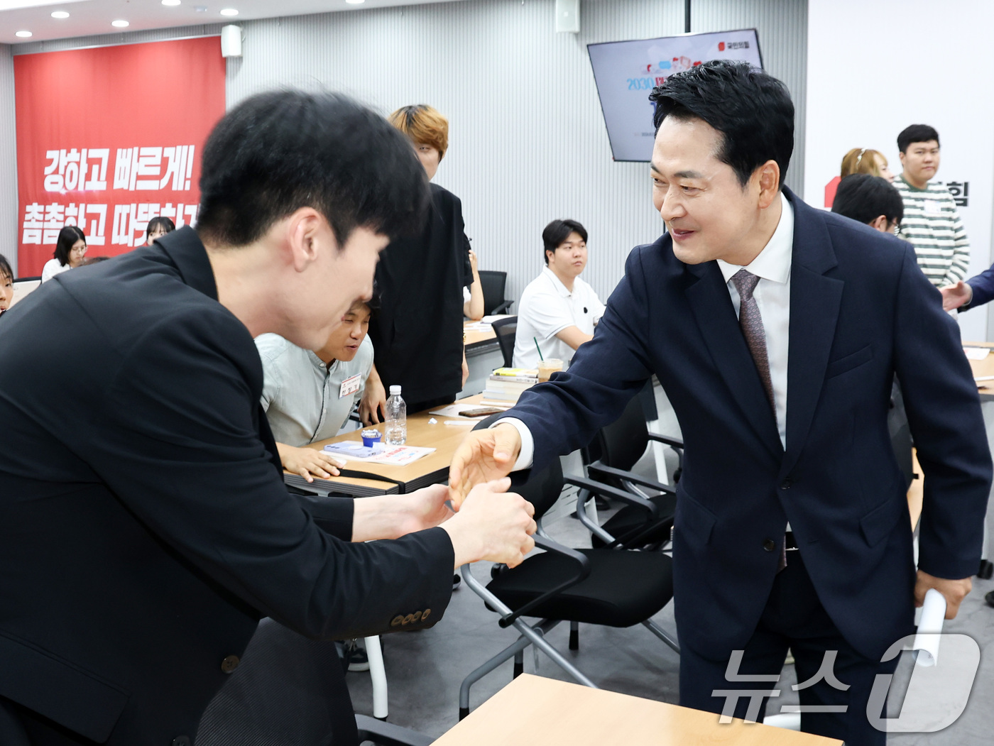 (서울=뉴스1) 최지환 기자 = 장동혁 국민의힘 대표가 10일 오전 서울 영등포구 국민의힘 중앙당사에서 열린 국민의힘 여성, 청년 당원교육 '2030 미래 의제 연구소' 개회식에 …