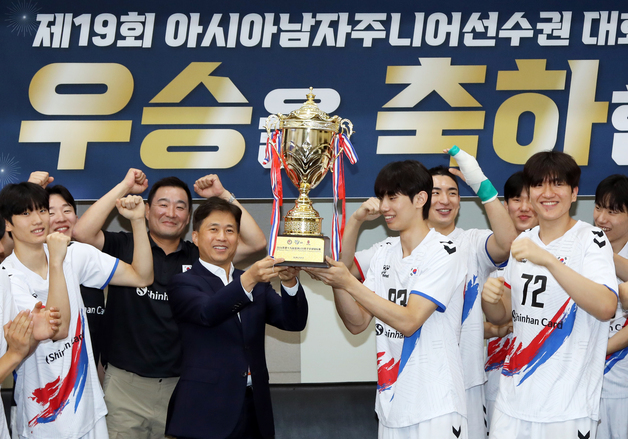 곽노정 핸드볼협회장, 아시아 남자주니어선수권 우승 대표팀 축하·격려
