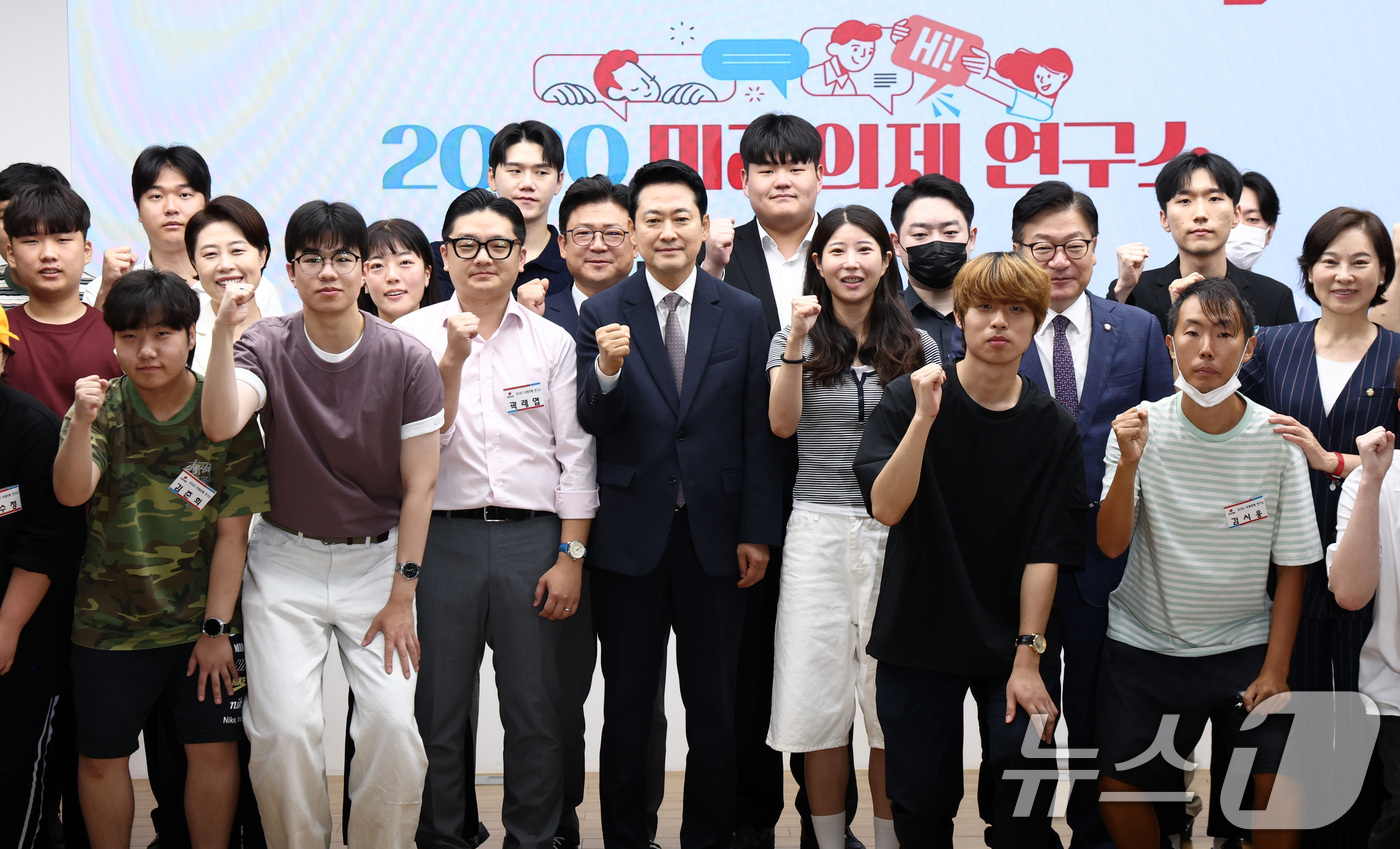 (서울=뉴스1) 최지환 기자 = 장동혁 국민의힘 대표가 10일 오전 서울 영등포구 국민의힘 중앙당사에서 열린 국민의힘 여성, 청년 당원교육 '2030 미래 의제 연구소' 개회식에서 …
