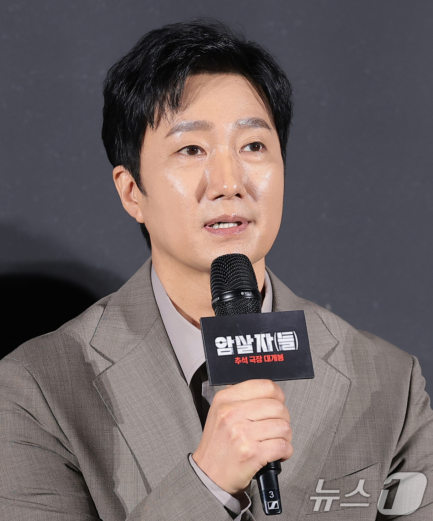 (서울=뉴스1) 권현진 기자 = 배우 박해일이 10일 오전 서울 용산구 CGV 용산아이파크몰에서 열린 영화 '암살자(들)' 제작보고회에 참석해 인사말을 하고 있다.'암살자(들)'은 …