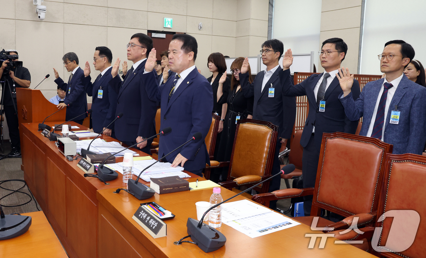 (서울=뉴스1) 황기선 기자 = 노태악 전 중앙선거관리위원장을 비롯한 증인들이 10일 오전 서울 여의도 국회에서 열린 제9회 전국동시 지방선거 투표용지 부족사태 등 국민참정권 침해 …