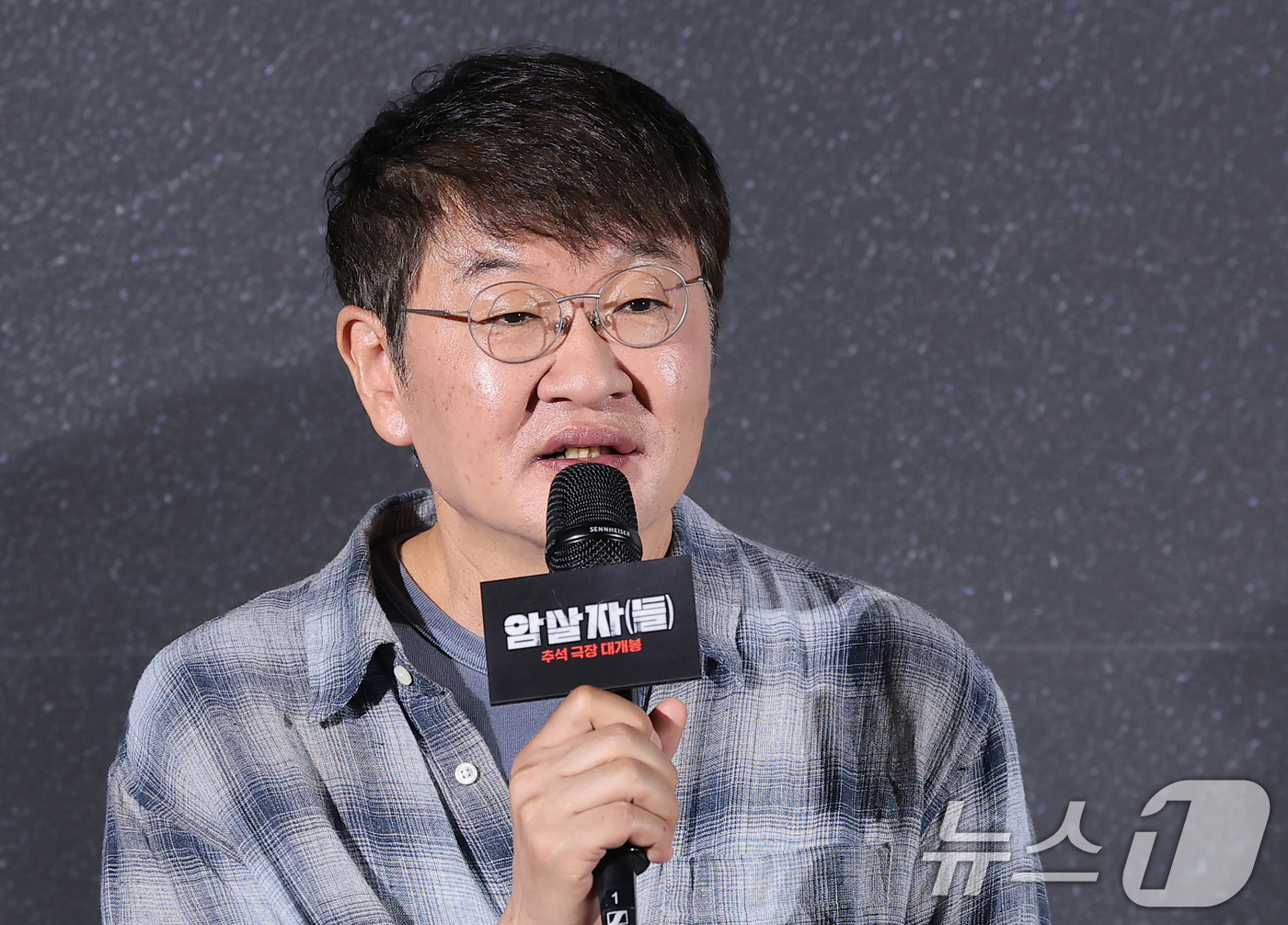 (서울=뉴스1) 권현진 기자 = 허진호 감독이 10일 오전 서울 용산구 CGV 용산아이파크몰에서 열린 영화 '암살자(들)' 제작보고회에 참석해 인사말을 하고 있다.'암살자(들)'은 …