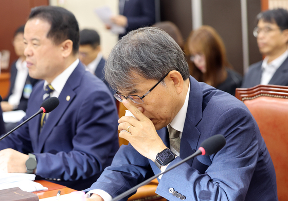 물 마시는 노태악 전 선관위원장
