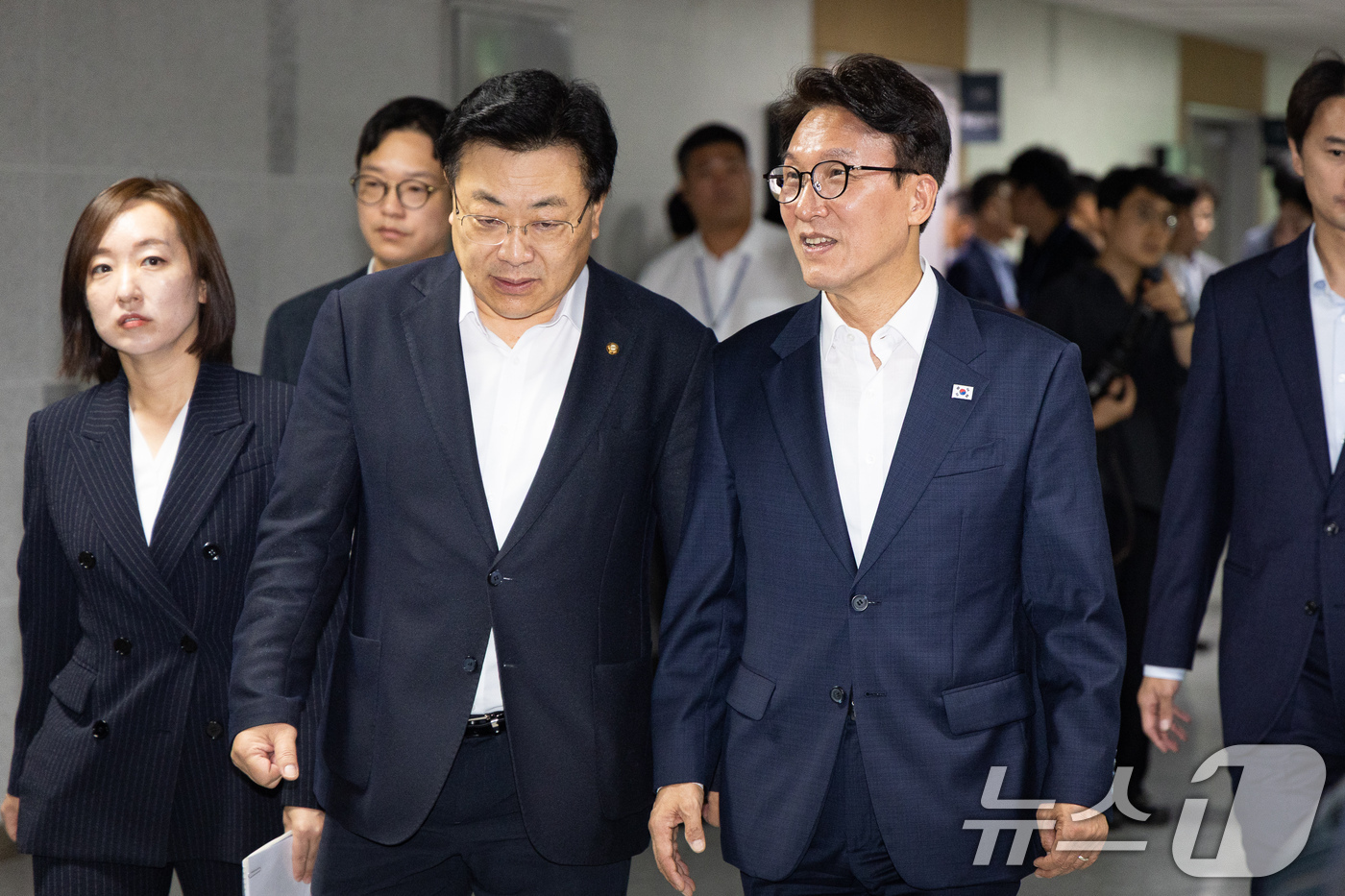 (서울=뉴스1) 유승관 기자 = 김민석 더불어민주당 당대표 후보가 10일 서울 여의도 국회 의원회관에서 열린 경기도 기초·광역 전현직 여성의원 간담회에 참석하며 안태준 의원과 대화 …