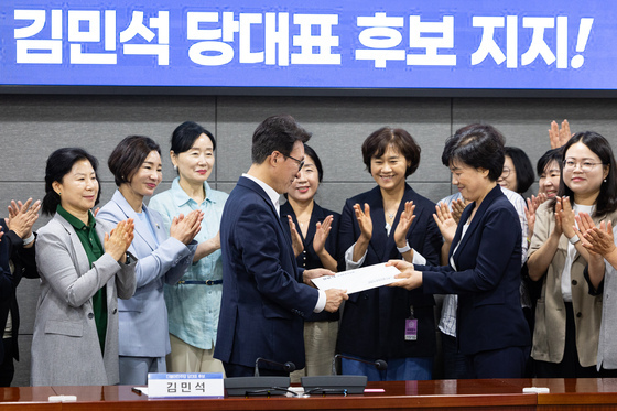 경기도 기초·광역 전현직 여성의원 제안서 받는 김민석