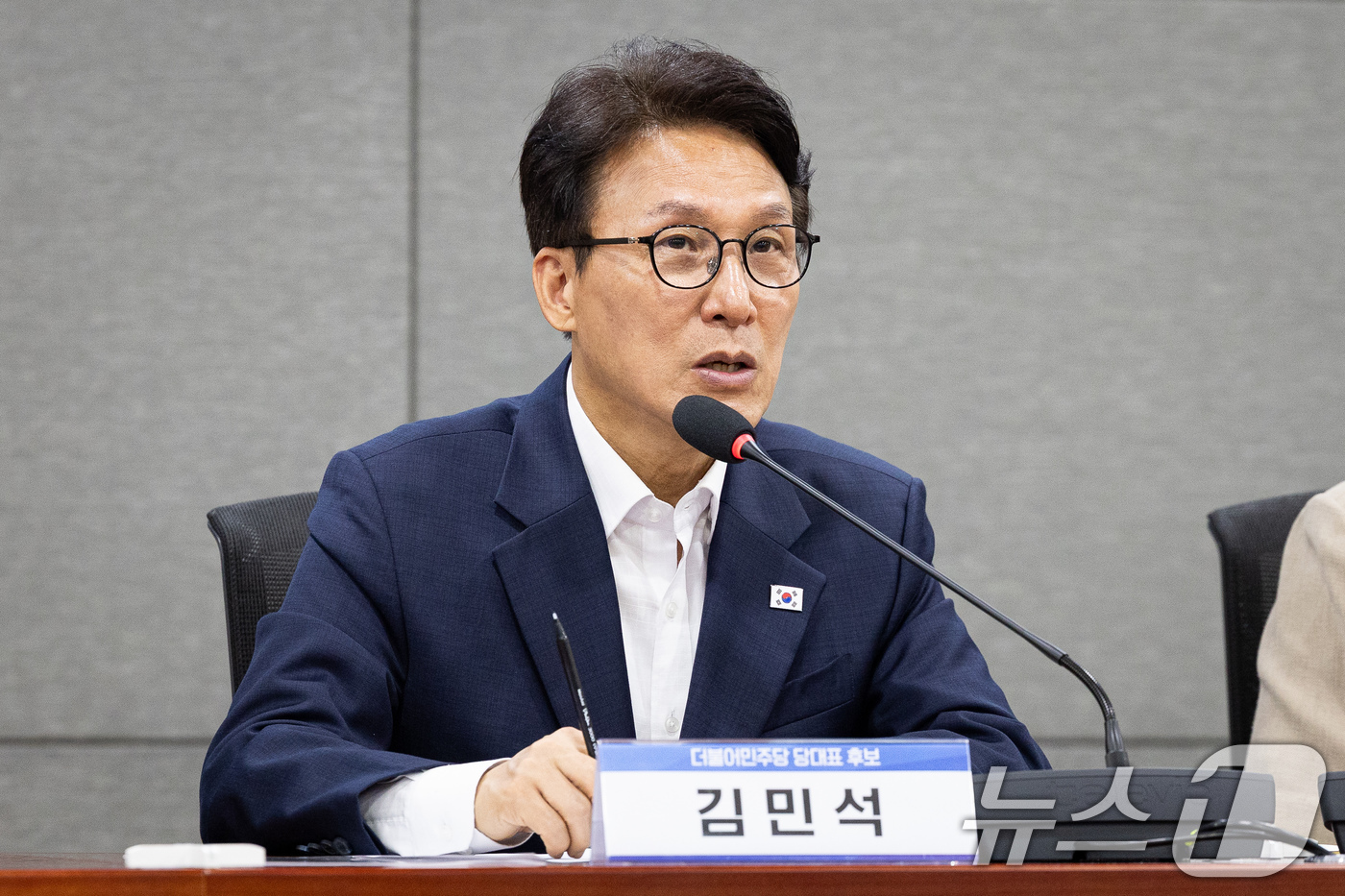 (서울=뉴스1) 유승관 기자 = 김민석 더불어민주당 당대표 후보가 10일 서울 여의도 국회 의원회관에서 열린 경기도 기초·광역 전현직 여성의원 간담회에서 인사말을 하고 있다. 20 …