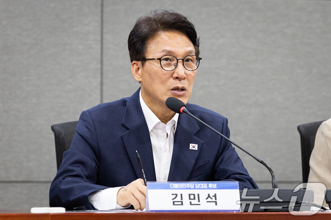 본문 이미지 - 김민석 더불어민주당 당대표 후보가 10일 서울 여의도 국회 의원회관에서 열린 경기도 기초·광역 전현직 여성의원 간담회에서 인사말을 하고 있다. 2026.8.10 ⓒ 뉴스1 유승관 기자