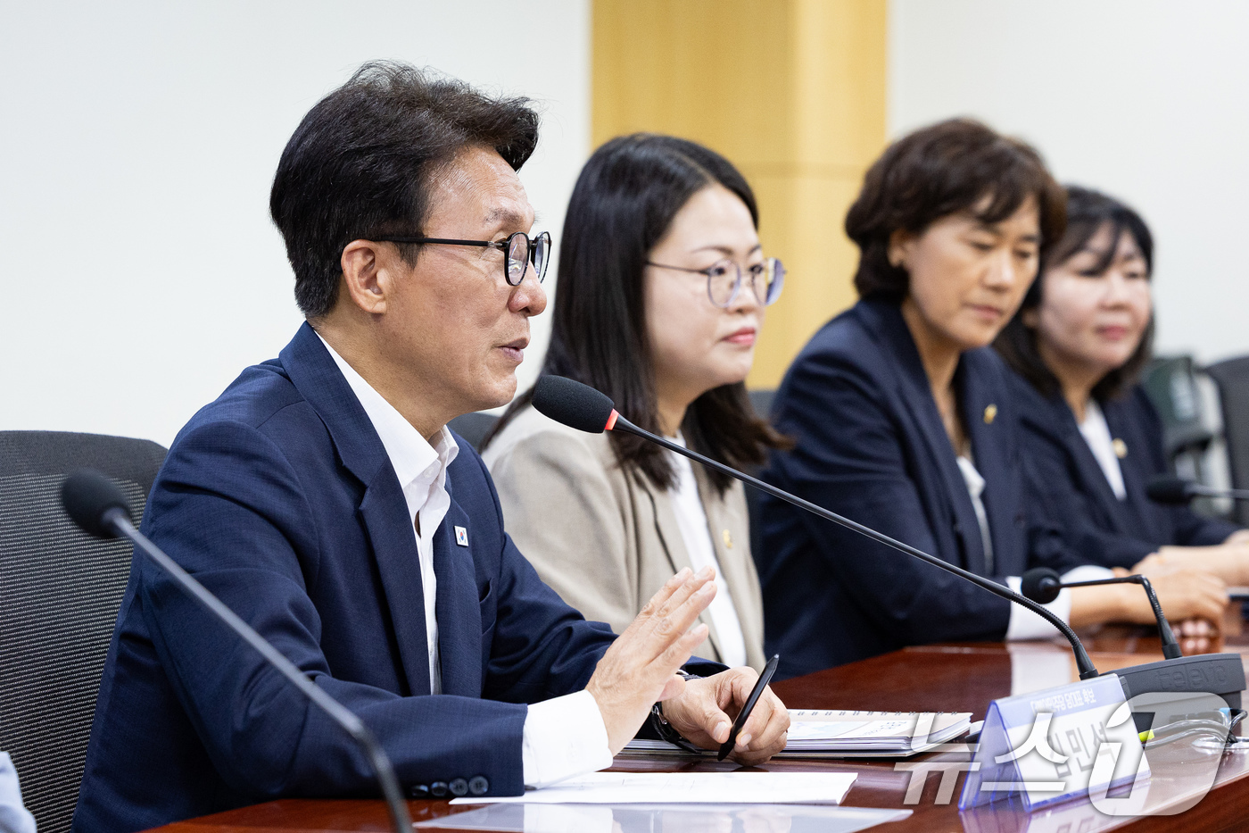 (서울=뉴스1) 유승관 기자 = 김민석 더불어민주당 당대표 후보가 10일 서울 여의도 국회 의원회관에서 열린 경기도 기초·광역 전현직 여성의원 간담회에서 인사말을 하고 있다. 20 …