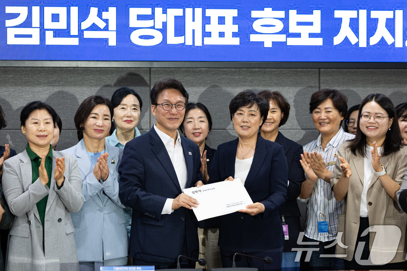 (서울=뉴스1) 유승관 기자 = 김민석 더불어민주당 당대표 후보가 10일 서울 여의도 국회 의원회관에서 열린 경기도 기초·광역 전현직 여성의원 간담회에서 정책제안서를 전달받고 있다 …