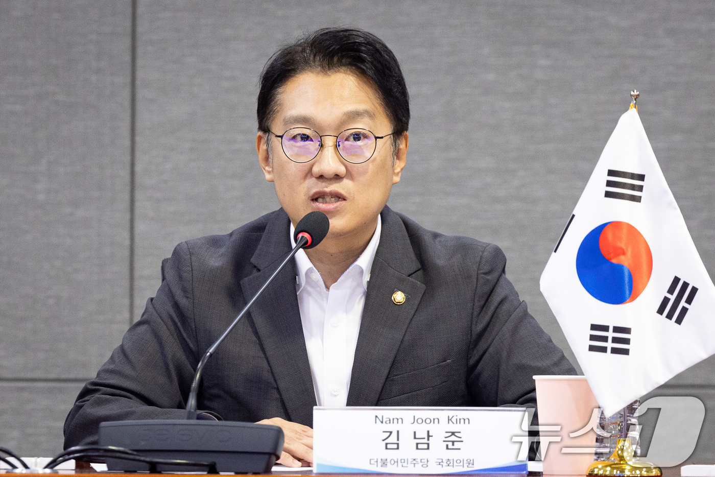(서울=뉴스1) 유승관 기자 = 김남준 더불어민주당 의원이 10일 서울 여의도 국회 의원회관에서 열린 린 마틴(Lynn Martin) 뉴욕증권거래소(NYSE) 그룹 사장 초청 대한 …