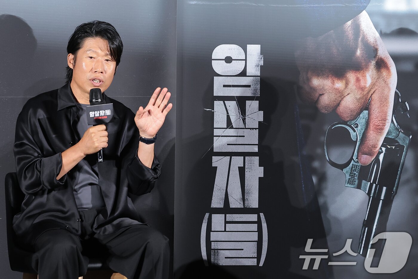 본문 이미지 - 배우 유해진이 10일 오전 서울 용산구 CGV 용산아이파크몰에서 열린 영화 '암살자(들)' 제작보고회에 참석해 인사말을 하고 있다. '암살자(들)'은 1974년 8월 15일, 대한민국을 충격에 빠뜨린 영부인 저격 사건의 의혹과 배후를 추적하는 이야기를 그린 작품이다. 2026.8.10 ⓒ 뉴스1 권현진 기자