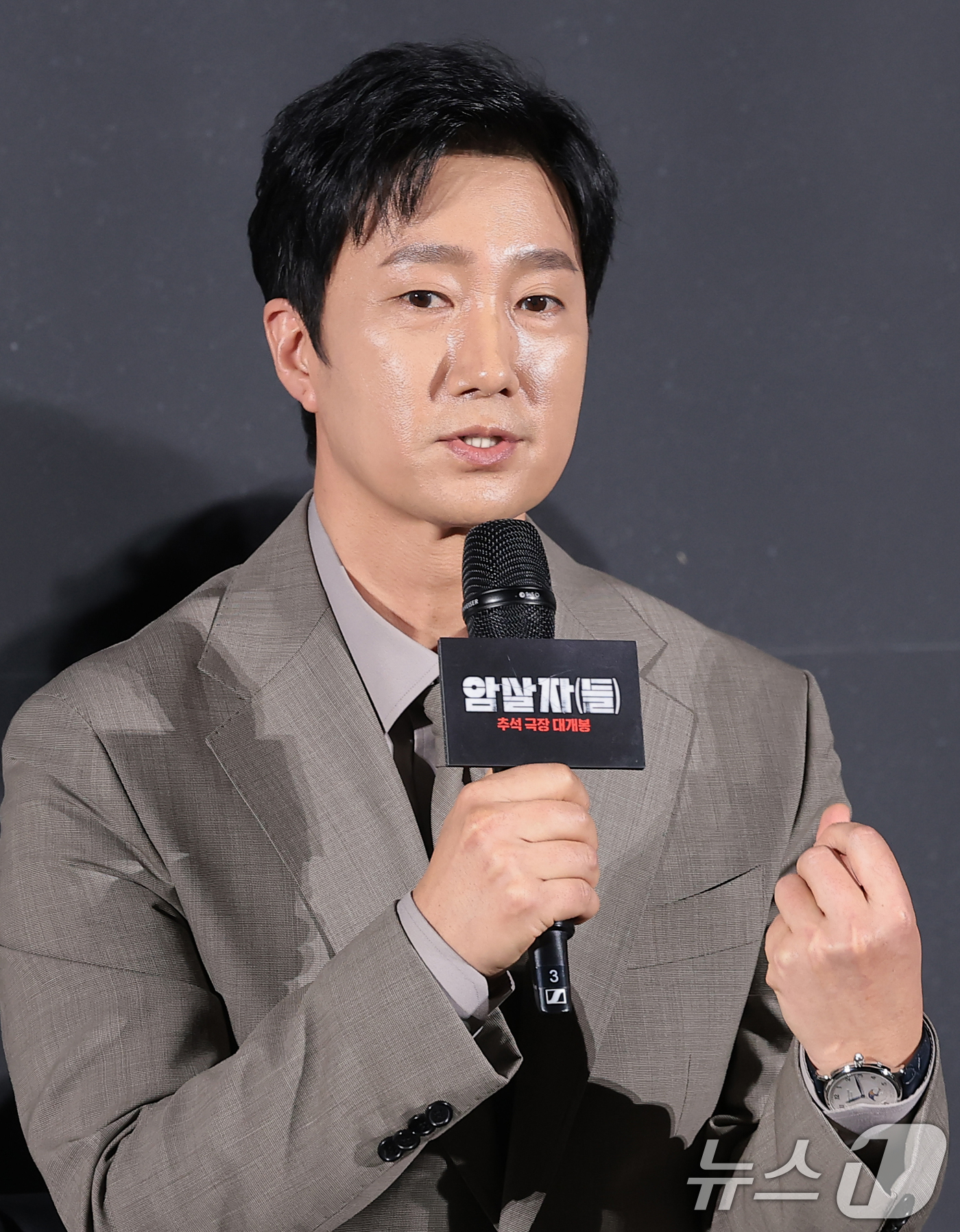 (서울=뉴스1) 권현진 기자 = 배우 박해일이 10일 오전 서울 용산구 CGV 용산아이파크몰에서 열린 영화 '암살자(들)' 제작보고회에 참석해 인사말을 하고 있다.'암살자(들)'은 …