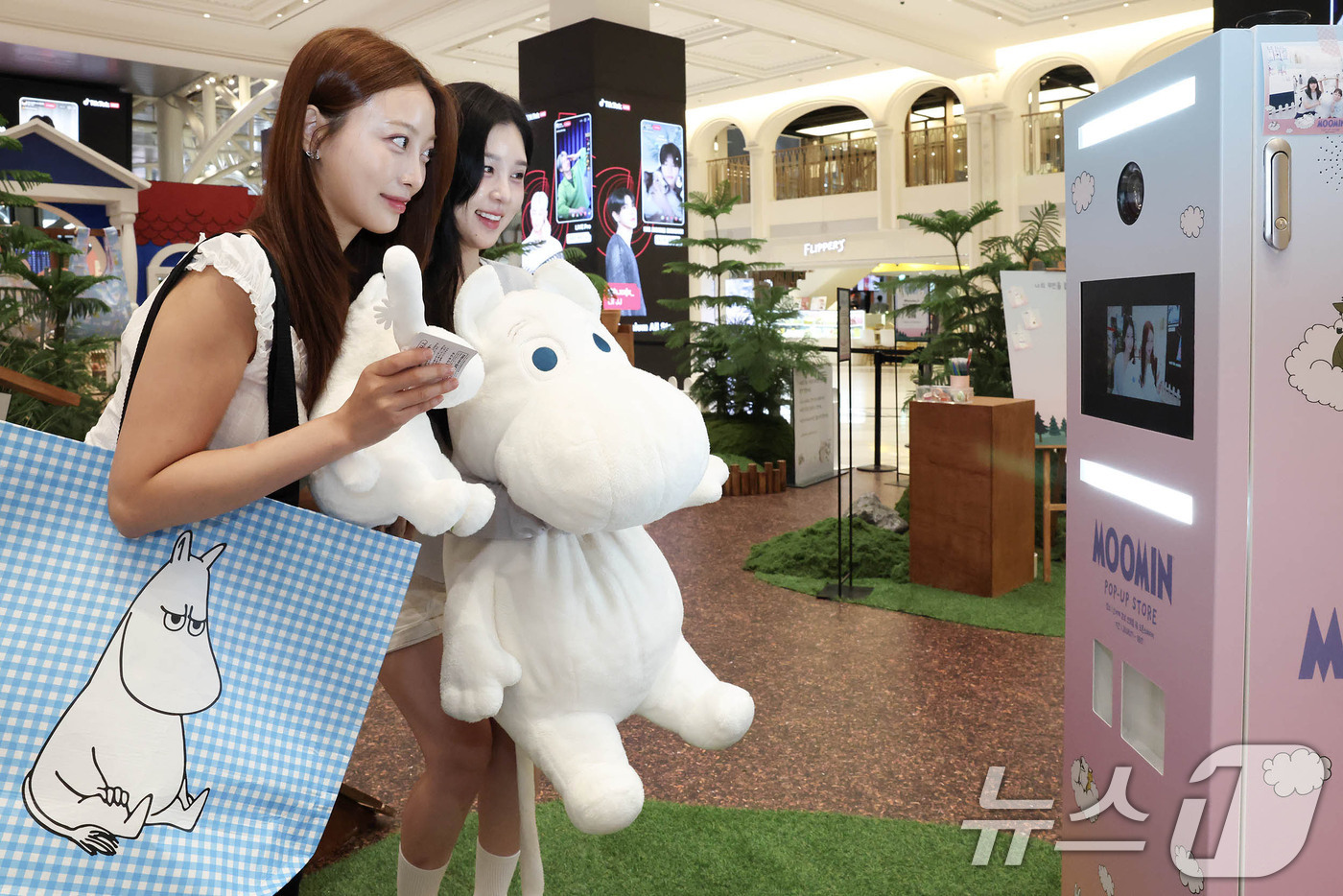 (서울=뉴스1) = 10일 서울 강남구 신세계백화점 강남점에 마련된 캐릭터 '무민(MOOMIN)' 팝업스토어에서 모델들이 기념촬영을 하고 있다.신세계백화점은 오는 17일까지 강남점 …