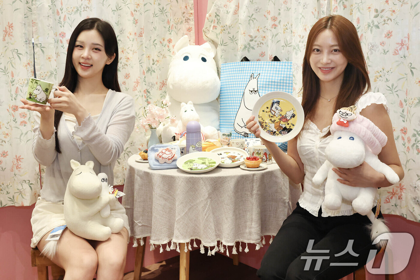 (서울=뉴스1) = 10일 서울 강남구 신세계백화점 강남점에 마련된 캐릭터 '무민(MOOMIN)' 팝업스토어에서 모델들이 제품을 살펴보고 있다.신세계백화점은 오는 17일까지 강남점 …
