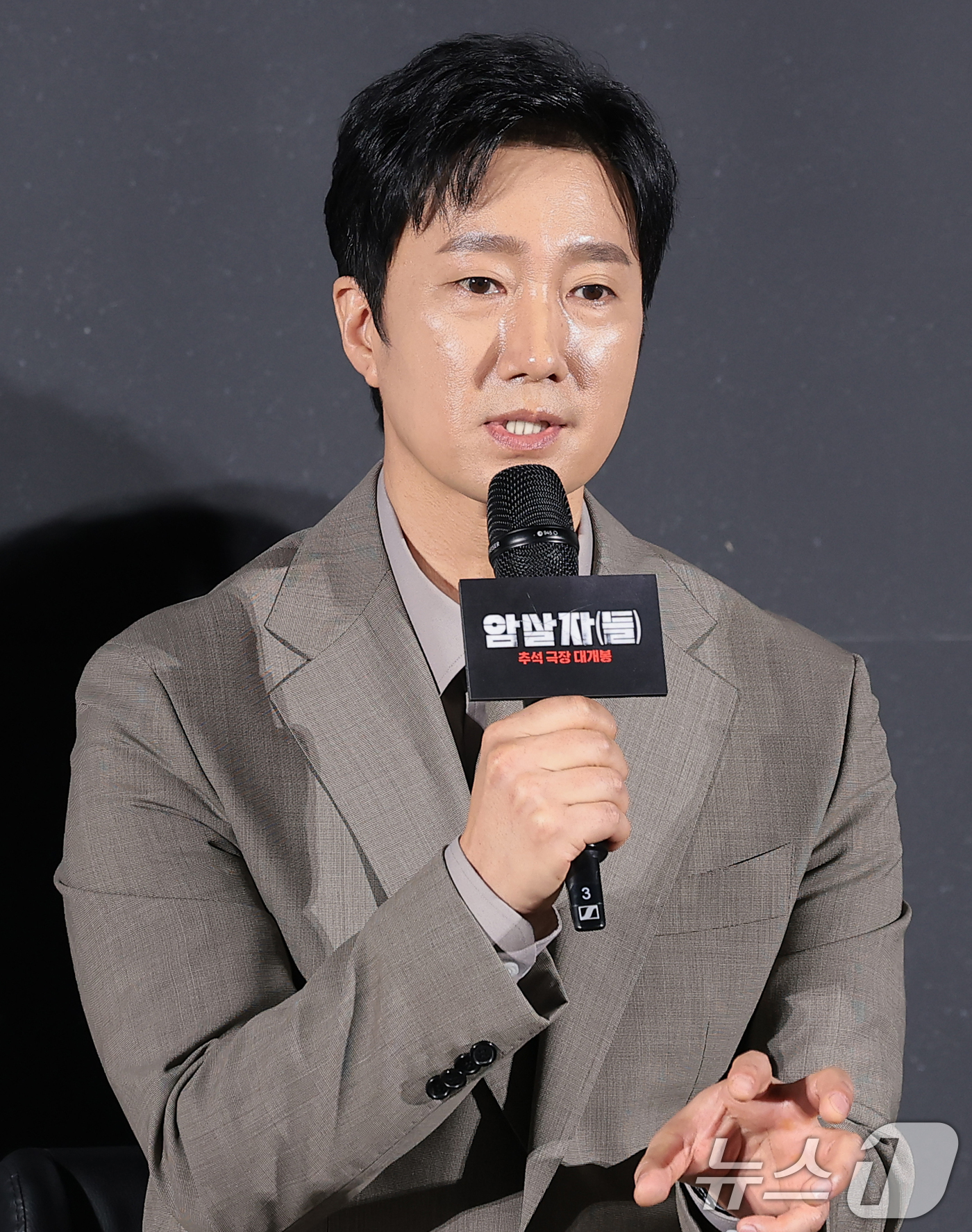 (서울=뉴스1) 권현진 기자 = 배우 박해일이 10일 오전 서울 용산구 CGV 용산아이파크몰에서 열린 영화 '암살자(들)' 제작보고회에 참석해 캐릭터 설명을 하고 있다.'암살자(들 …