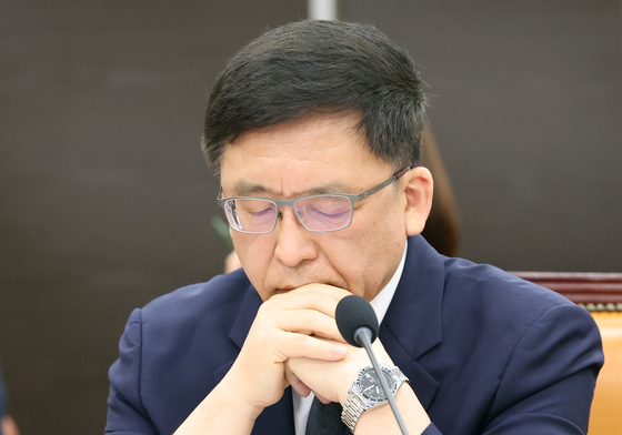 생각에 잠긴 선관위 사무총장 직무대리
