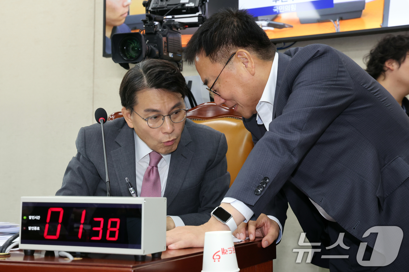 (서울=뉴스1) 황기선 기자 = 윤상현 국조특위 위원장과 서범수 야당 간사가 10일 오전 서울 여의도 국회에서 열린 제9회 전국동시 지방선거 투표용지 부족사태 등 국민참정권 침해 …