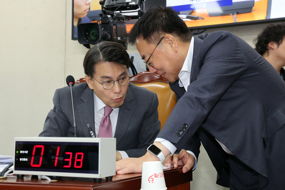 野 간사와 대화 나누는 윤상현 위원장