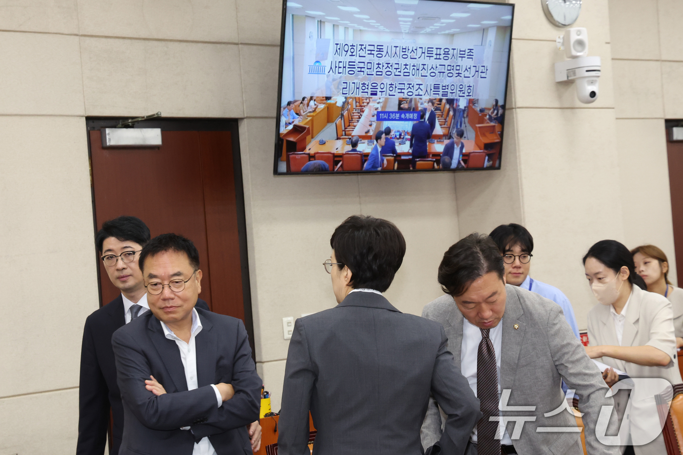 (서울=뉴스1) 황기선 기자 = 국민의힘 서범수 국조특위 간사와 의원들이 10일 오전 서울 여의도 국회에서 열린 제9회 전국동시 지방선거 투표용지 부족사태 등 국민참정권 침해 진 …