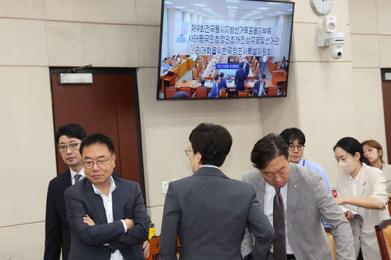 정회 후 대화 나누는 국민의힘